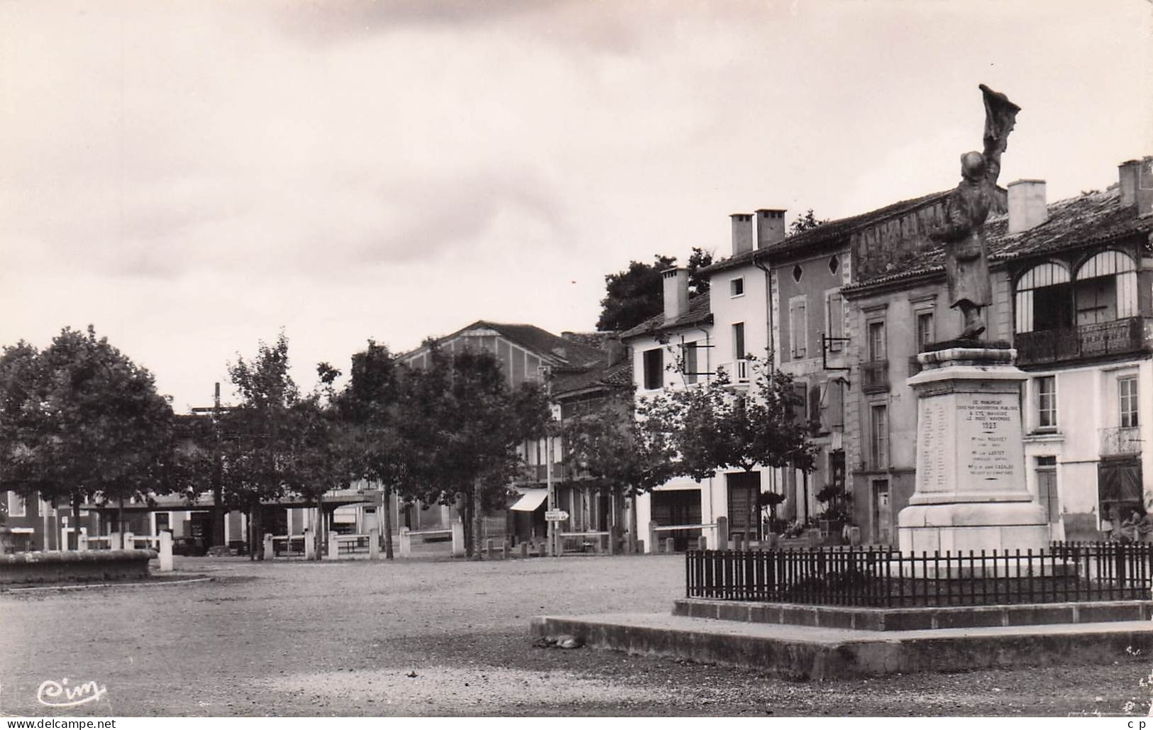 Castelnau Magnoac - Place Et Monument Aux Morts   - CPSM °J - Castelnau Magnoac