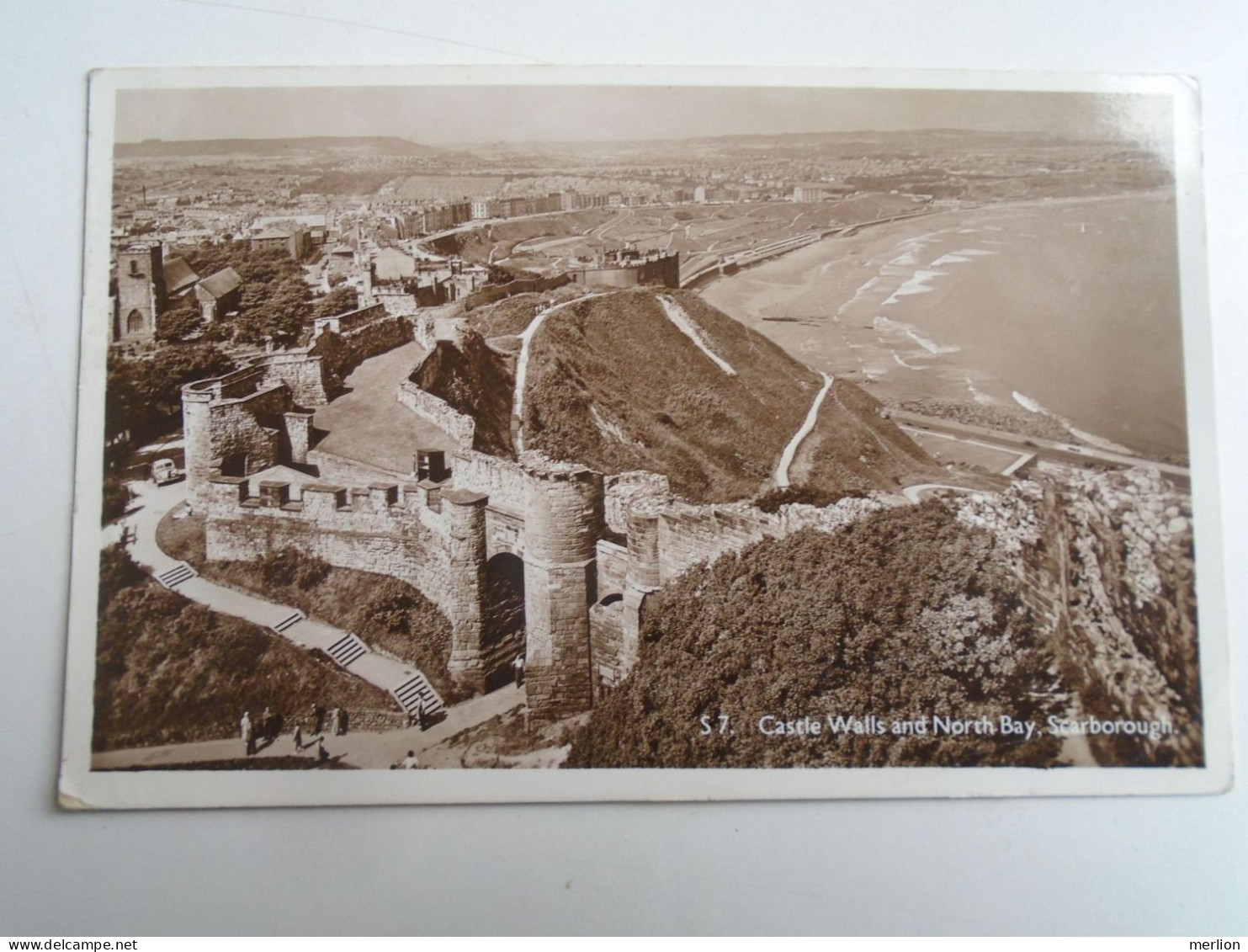 D196366   UK -England - Yorkshire - Scarborough   Castle Wall And North Bay  PU 1959  - Sent To Hungary - Scarborough