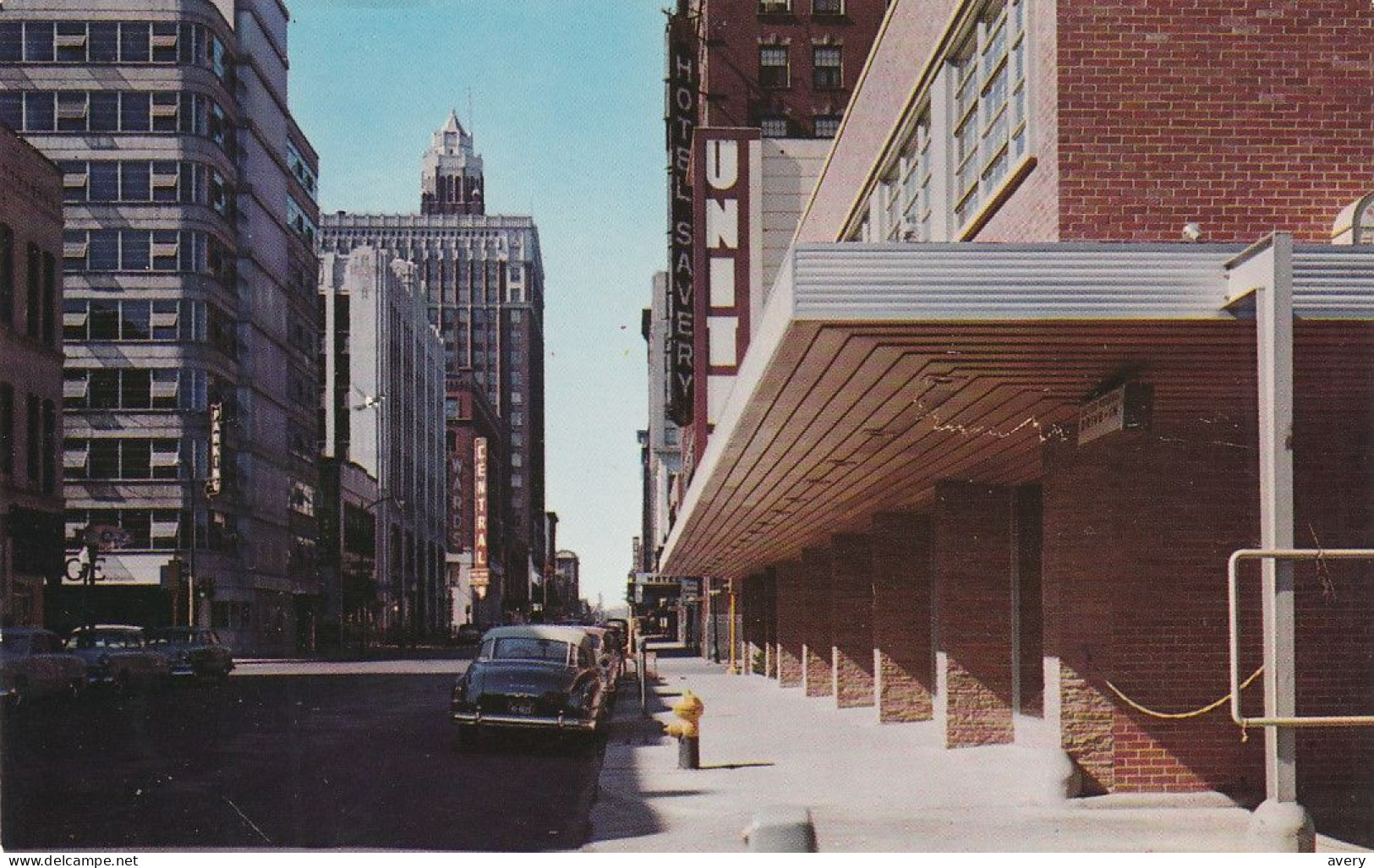 Locust Street, Des Moines, Iowa  Looking West Heart Of Business Center  Vintage Cars - Des Moines