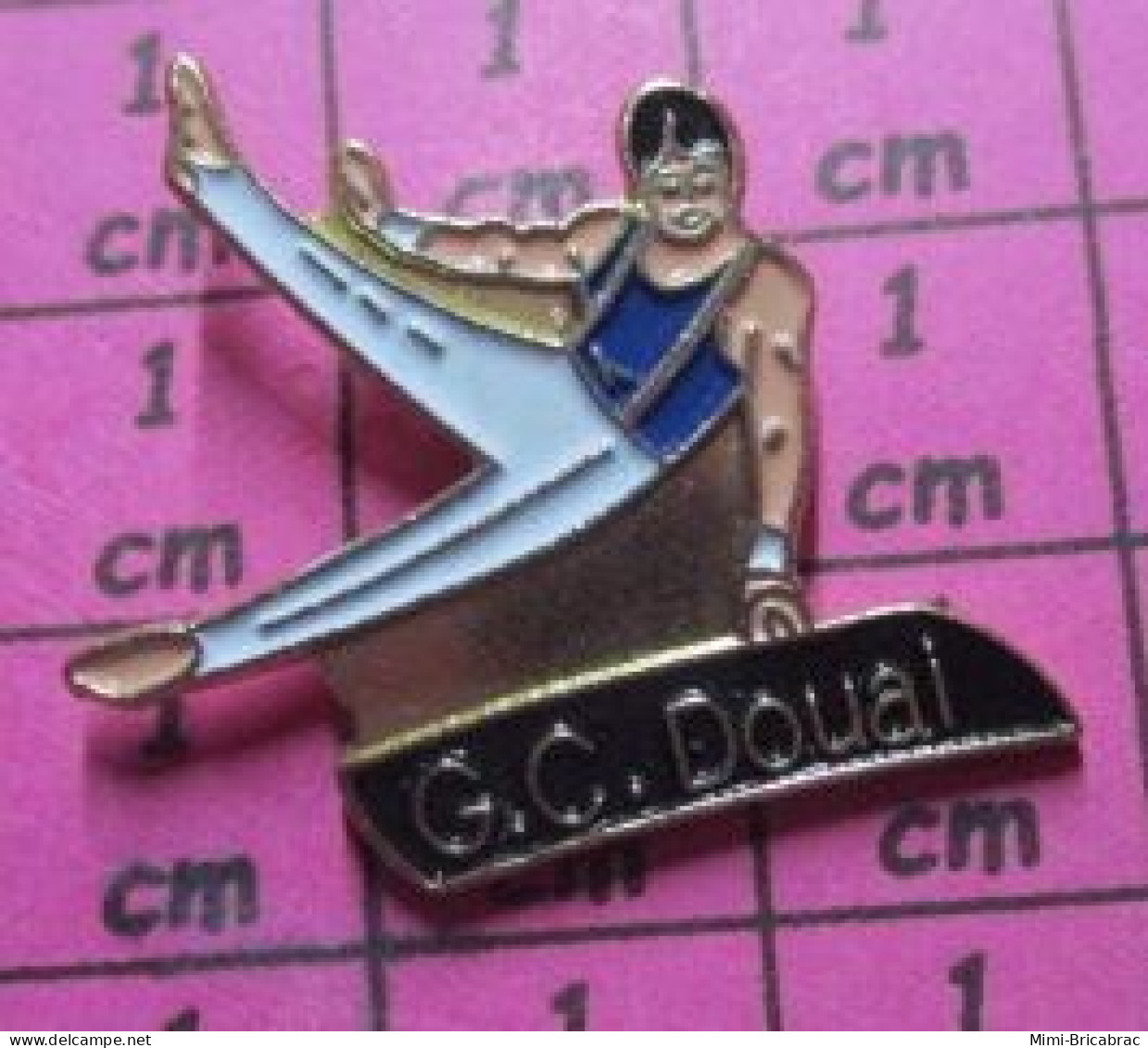 2619 Pin's Pins / Beau Et Rare / SPORTS / GYMNASTIQUE HOMME GC DOUAI CHEVAL D'ARCON - Gimnasia