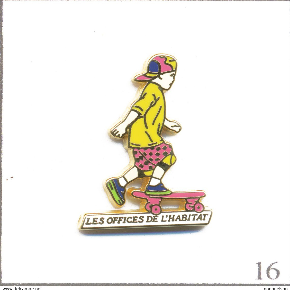 Pin's Sport - Skate  / Les Offices De L’Habitat Avec Enfant Et Planche à Roulettes. Est. AMC. Zamac. T977-16 - Skateboard