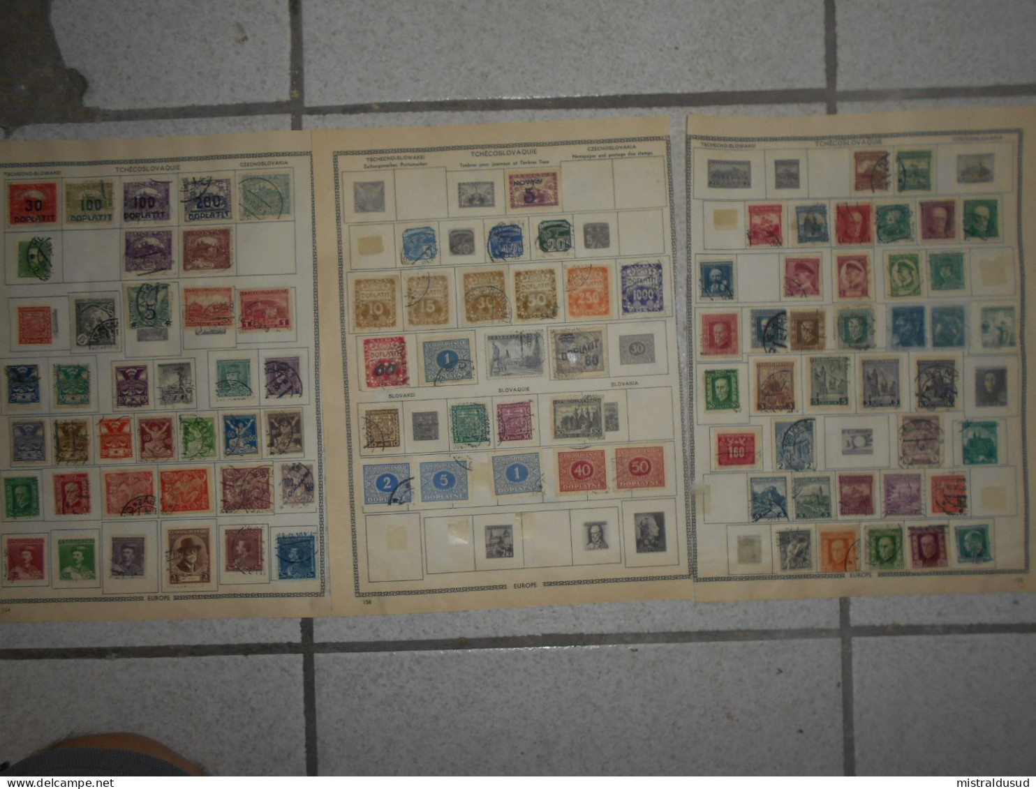 Tchecoslovaquie Collection , 98 Timbres Obliteres Anciens Sur Pages D Album - Collezioni & Lotti