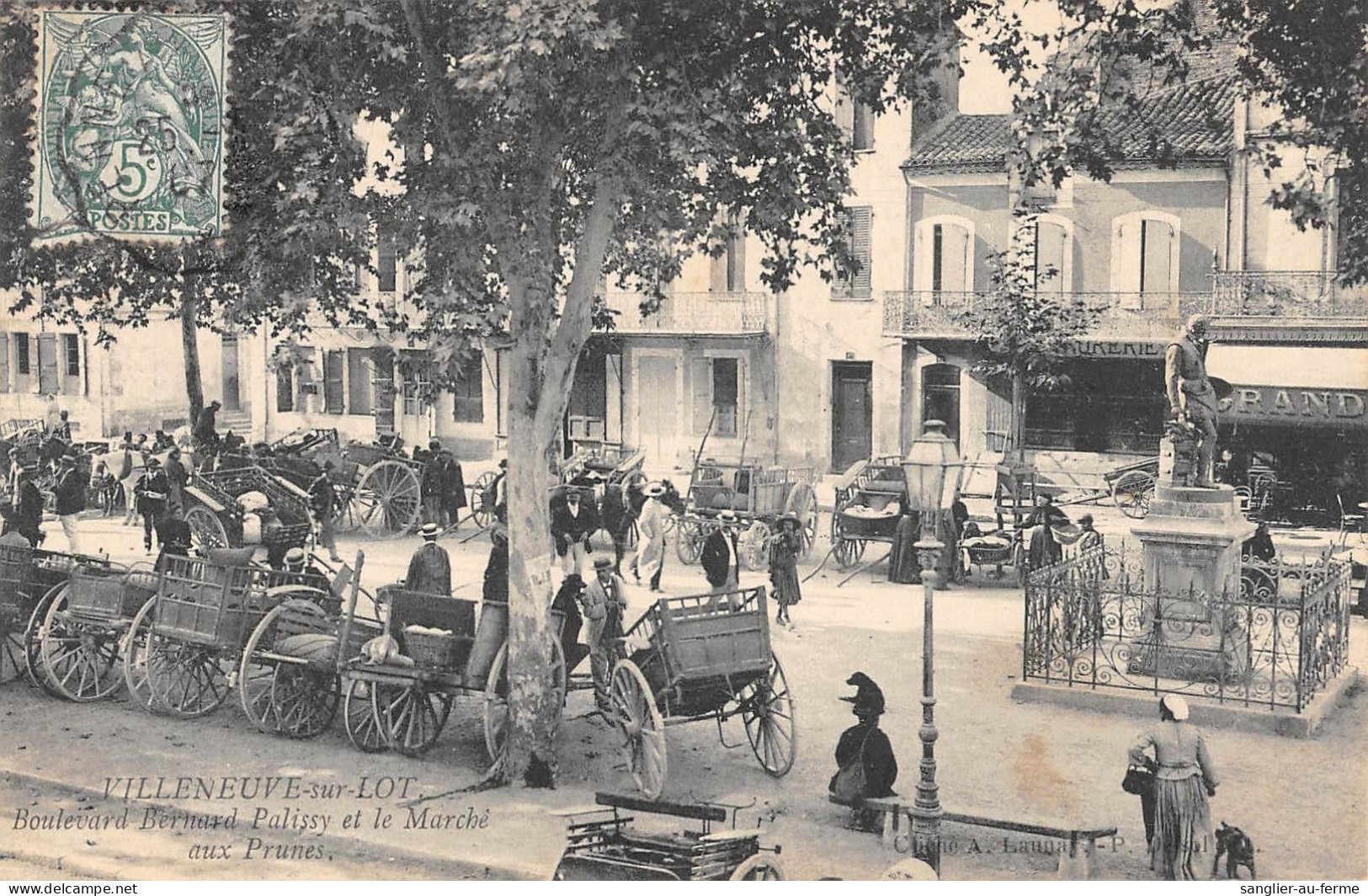 CPA 47 VILLENEUVE SUR LOT BOULEVARD BERNARD PALISSY ET LE MARCHE AUX PRUNES - Autres & Non Classés