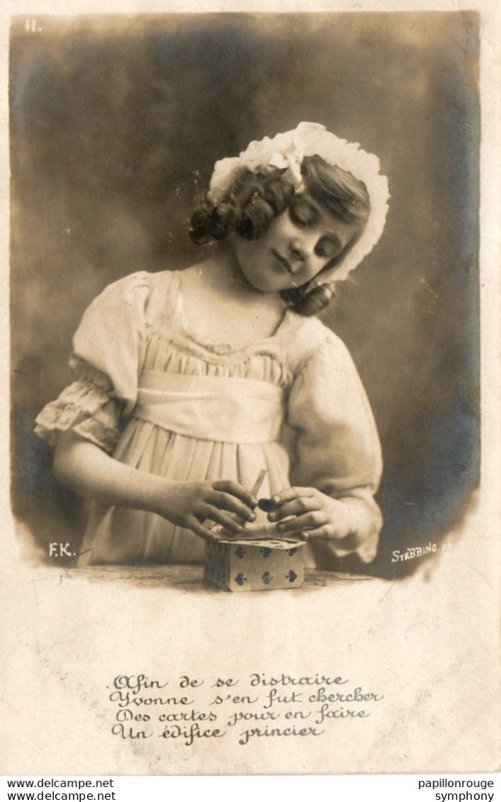CPA. - Jeune Femme Fait Un Chateau De Cartes Avec Des Cartes à Jouer -  Un édifice Princier - Scan Du Verso - 1903. - - Juegos
