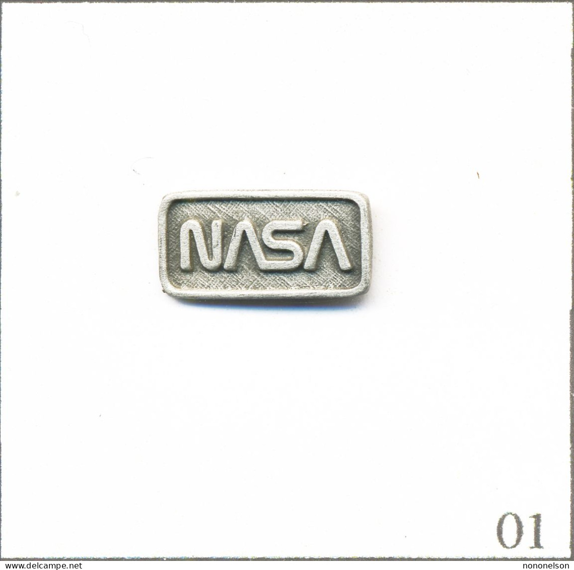 Pin's Nasa (National Aeronautics & Space Administration) - Logo. Taille : 16 X 8 Mm. Non Est. Métal Argenté. T985-01 - Espace