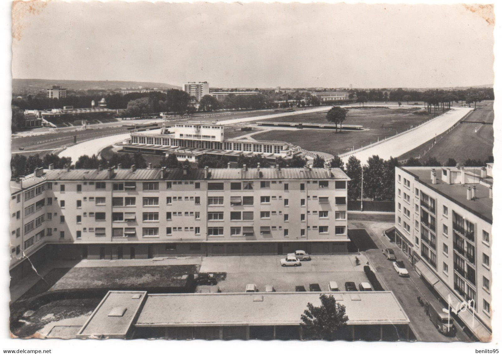 CPSM De SOISSY Sous MONTMORENCY - Immeuble De L'Avenue Kellerman,derrière Le Champ De Courses D'ENGHIEN. - Soisy-sous-Montmorency