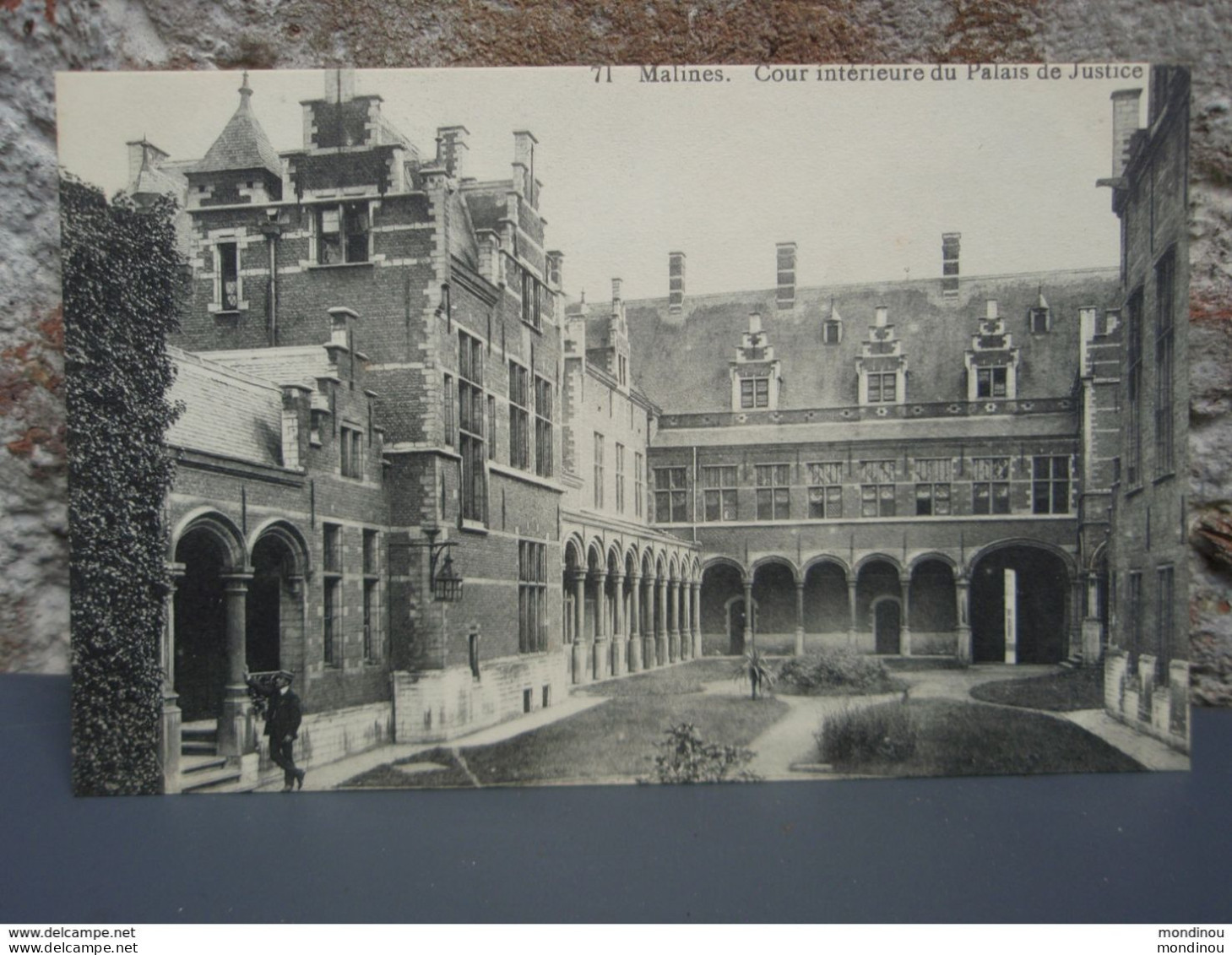 Cpa  Malines Cour Intérieur Du Palais De Justice , Carte Non écrite, Belle Carte. Jeune Homme à La Pose. - Malines