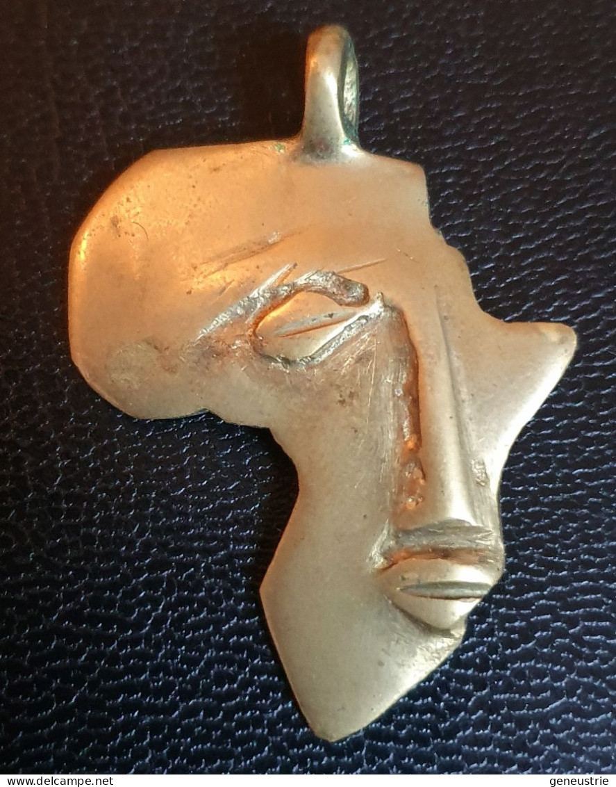 Beau Pendentif Représentant L'Afrique Avec Un Visage - Bronze En Cire Perdue - Volksschmuck