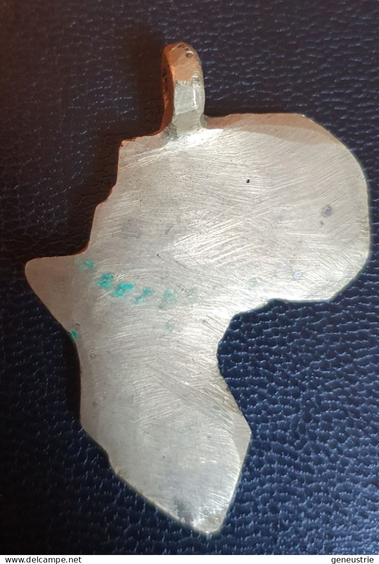 Beau Pendentif Représentant L'Afrique Avec Un Visage - Bronze En Cire Perdue - Volksschmuck