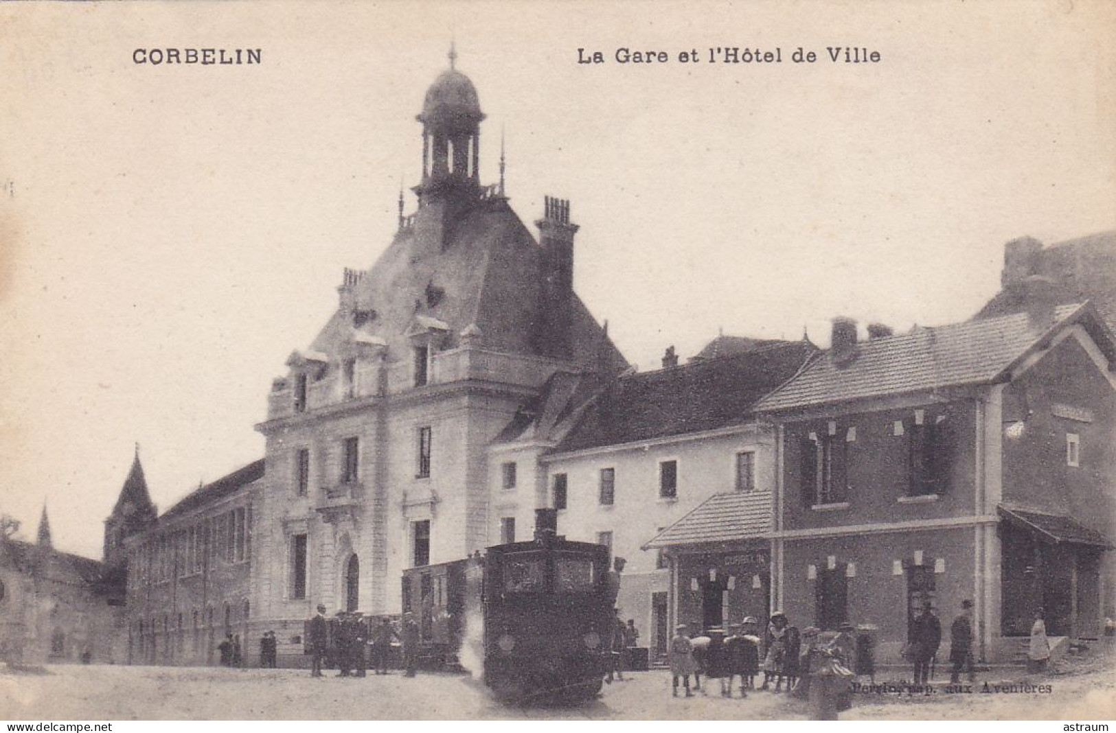 Cpa - 38 - Corbelin - Animée Avec Train / Tram - Gare , Hotel De Ville - Edi Perrin - Corbelin