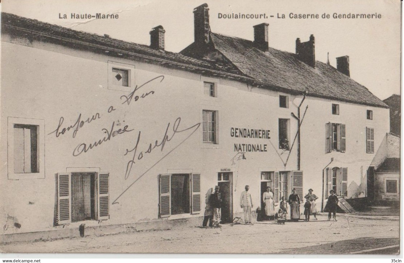 DOULAINCOURT - La Caserne De Gendarmerie. Personnages Devant La Gendarmerie. Carte Animée. - Doulaincourt
