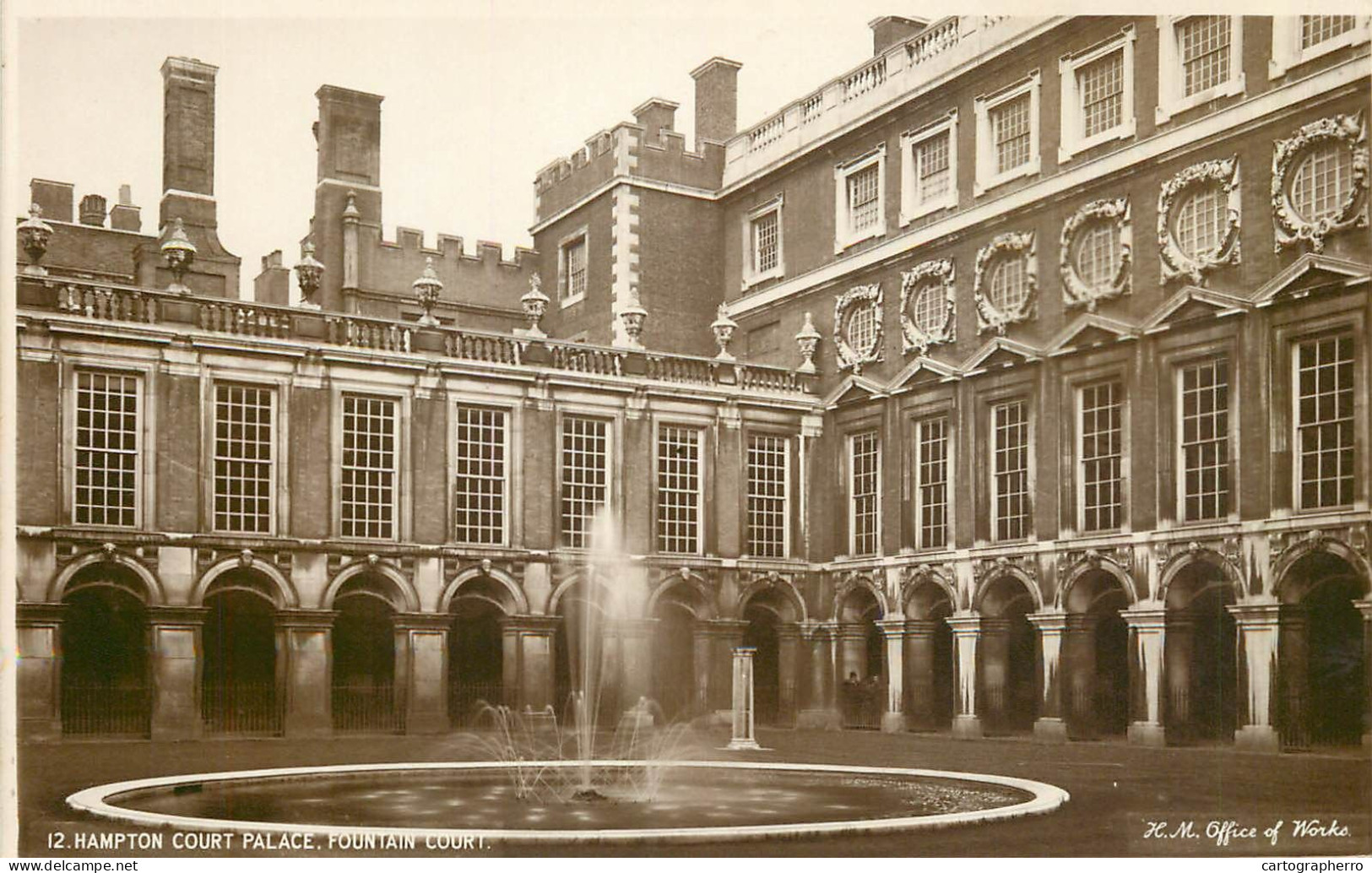 England London Hampton Palace Fountain Court - Hampton Court