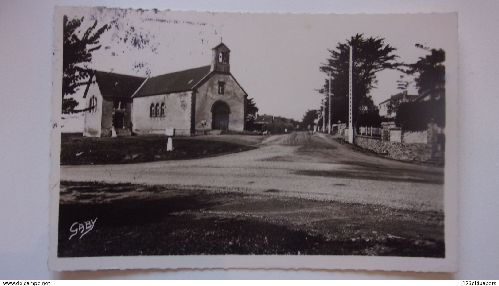 44 PREFAILLES  EGLISE ET ROUTE DE LA POINTE SAINT GILDAS  1953 - Préfailles