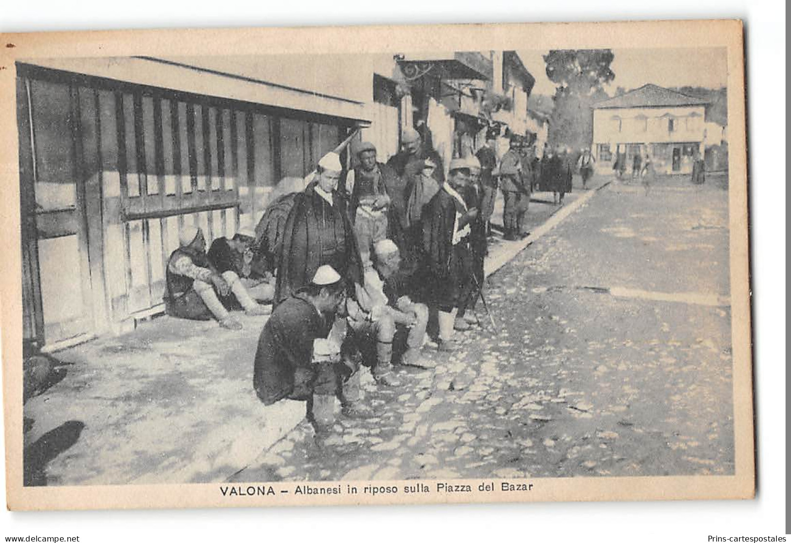 CPA Albanie Valona Albanesi In Riposo Sulta Piazza Del Bazar - Albanie