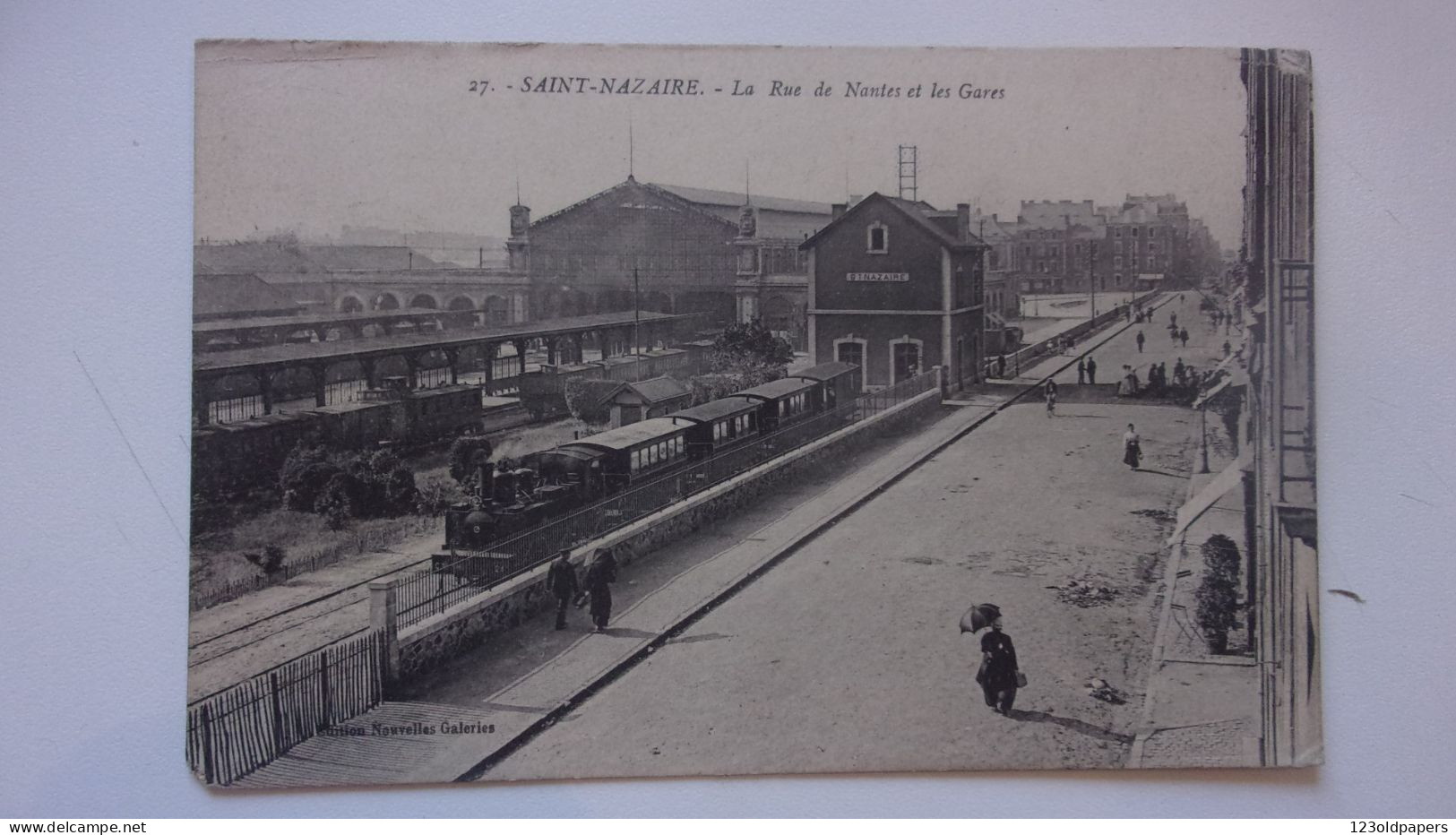 44  SAINT NAZAIRE LA RUE DE NANTES ET LES GARES TRAIN - Saint Nazaire