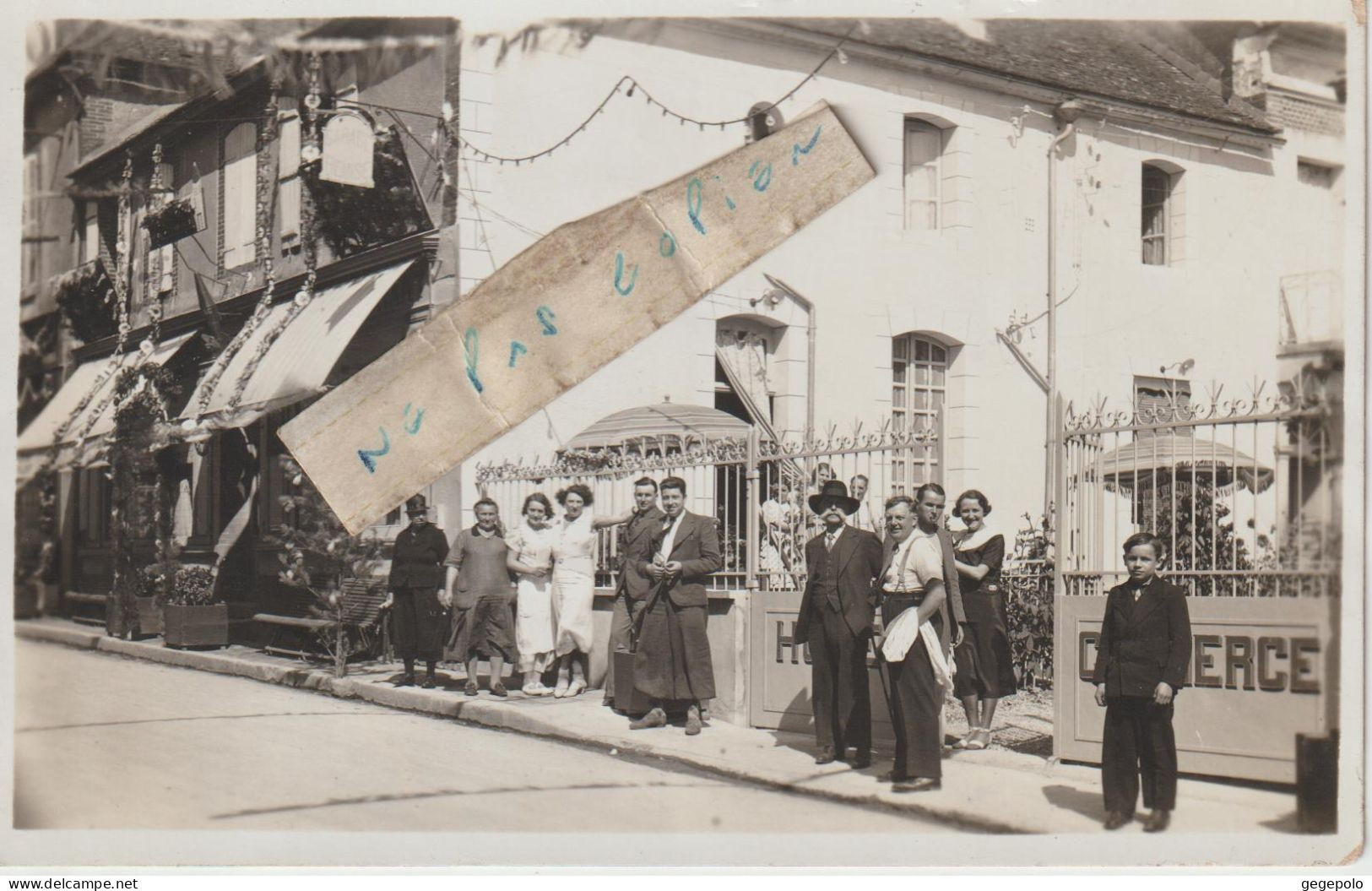 AILLANT Sur THOLON - Hôtel Du Commerce Situé Route De Joigny ( Carte Photo )  Très Animée Et Rare - Aillant Sur Tholon