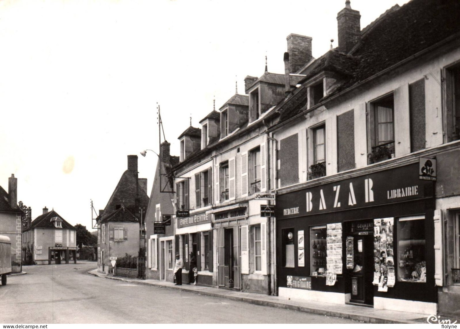 Brinon Sous Beuvron - La Place Publique - Mercerie Bazar Librairie - Café Du Centre - Brinon Sur Beuvron