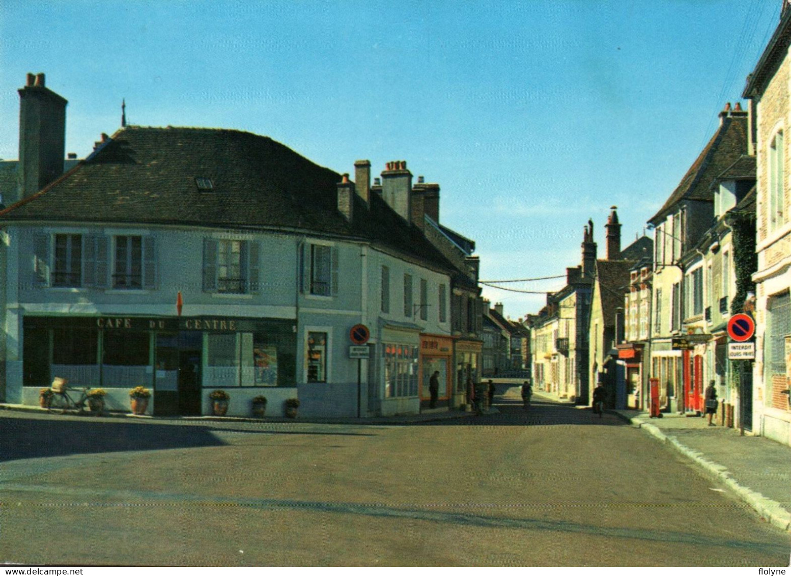 Saint Amand En Puisaye - La Place Du Village - Café Du Centre , Bureau De Tabac - Saint-Amand-en-Puisaye