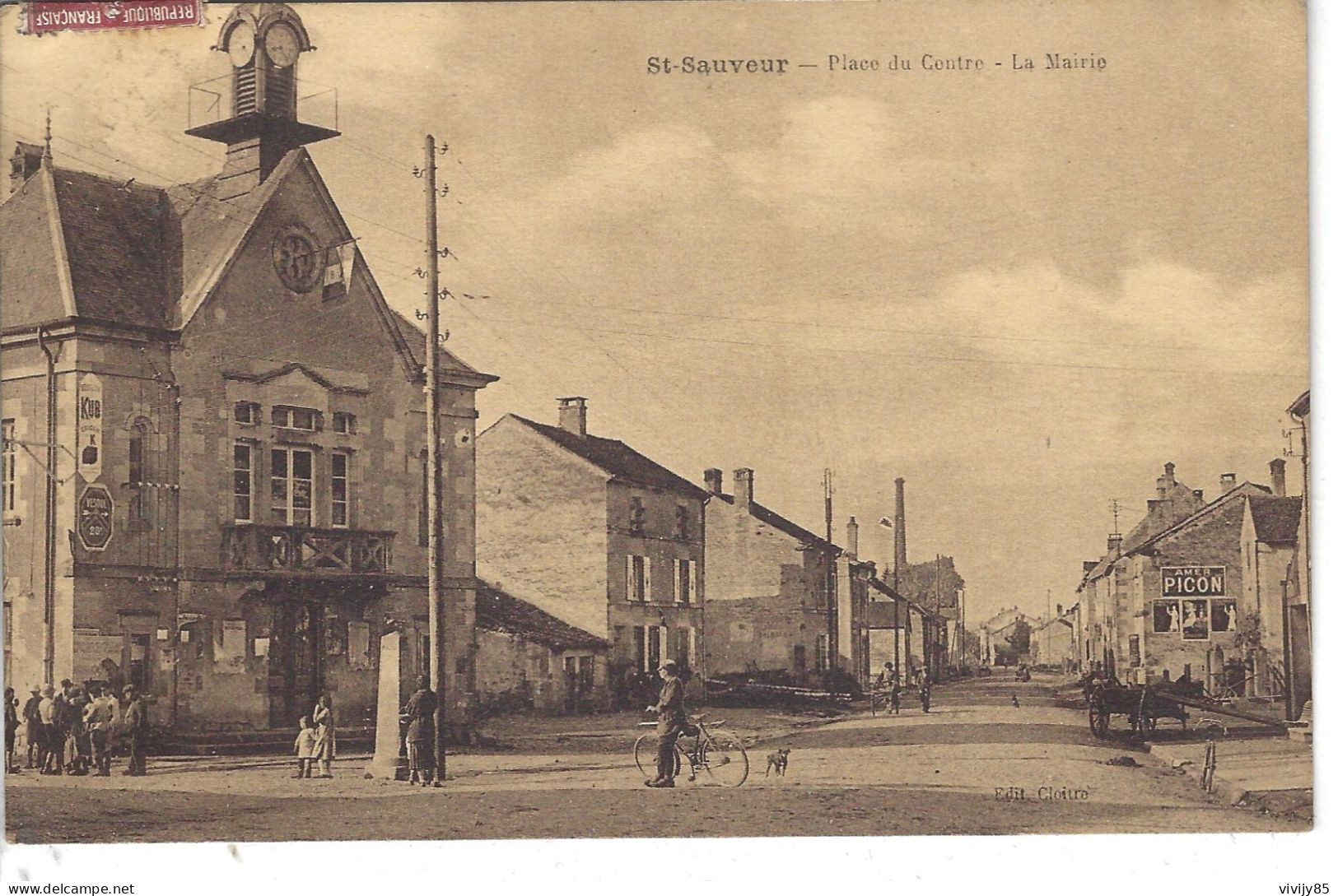 70 - St SAUVEUR - T.Belle Vue Animée Pas Très Courante De La Place Du Centre . La Mairie ( Pub. PICON ) - Saint-Sauveur