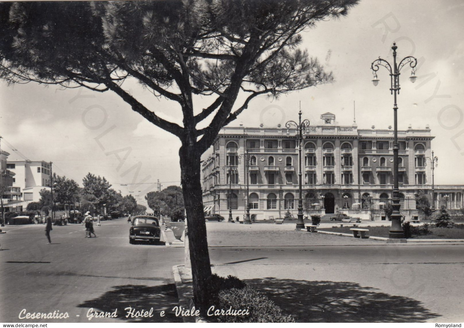 CARTOLINA  CESENATICO,CESENA,EMILIA ROMAGNA-GRAND HOTEL E VIALE CARDUCCI-SPIAGGIA,VACANZA,BARCHE A VELA,VIAGGIATA 1957 - Cesena