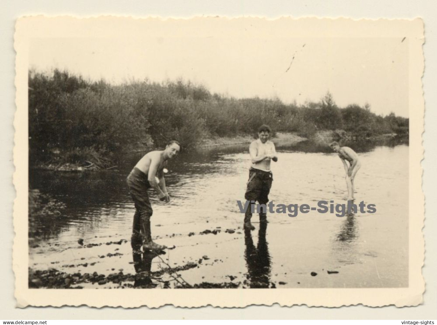 Nude Soldier & Comrades Washing Himself In Lake / Gay INT (Vintage Photo 1930s/1940s) - Zonder Classificatie