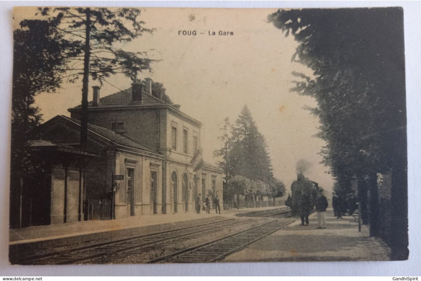 Foug - La Gare - Train, Locomotive Arrivant à Quai - Foug