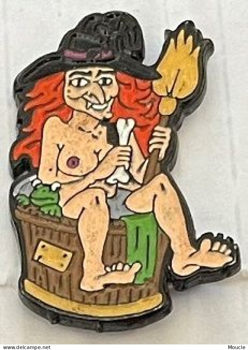 PIN-UPS - PINUP - SORCIERE ASSISE DANS UNE BASSINE - BALAIS - CHAPEAU - HEXE - WITCH - STREGA - OS -  (31) - Pin-ups