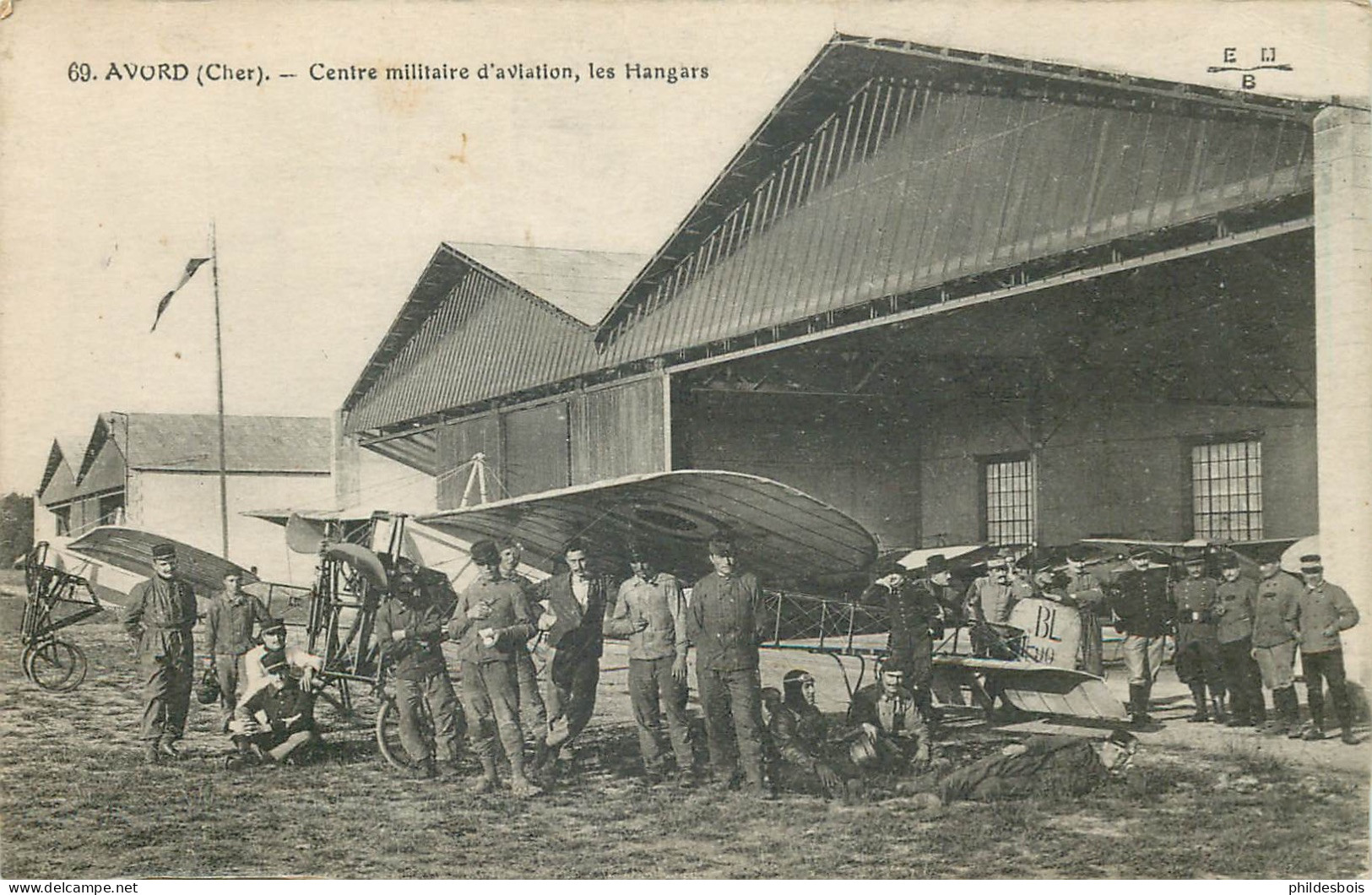 CHER  AVORD  Centre Militaire D'aviation  Les Hangars - Avord