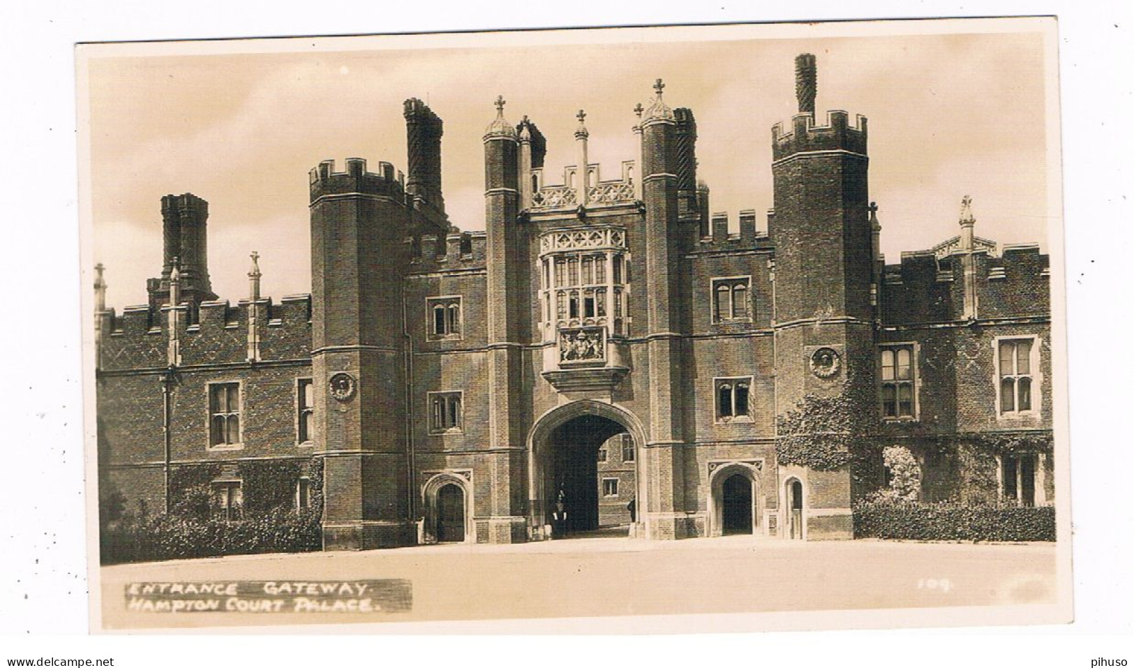 UK-3905   LONDON : Hampton Court Palace - Entrance - Hampton Court