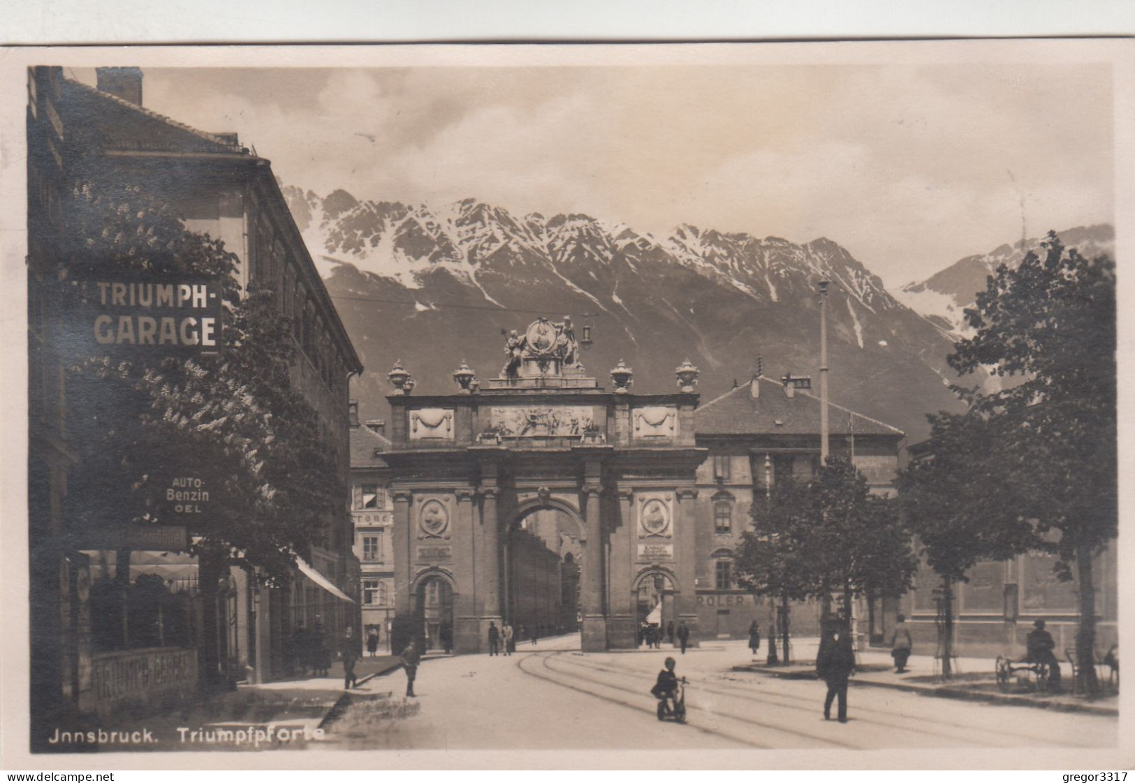 D1293) INNSBRUCK -  Triumpfpforte - Tafel Triumph Garage U. Personen - Tolle Alte FOTO AK 1927 - Innsbruck
