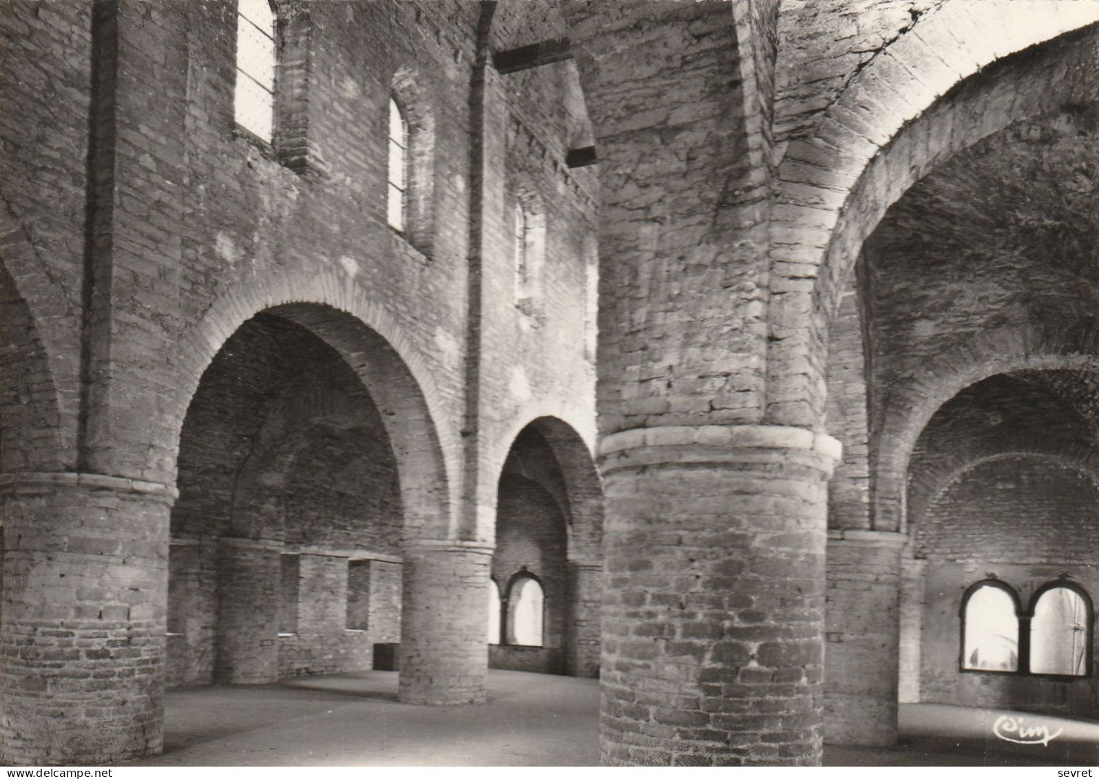 TOURNUS. - Abbatiale, Tribune Ou Chapelle St-Michel. CPM Dentelée - Heilige Stätte