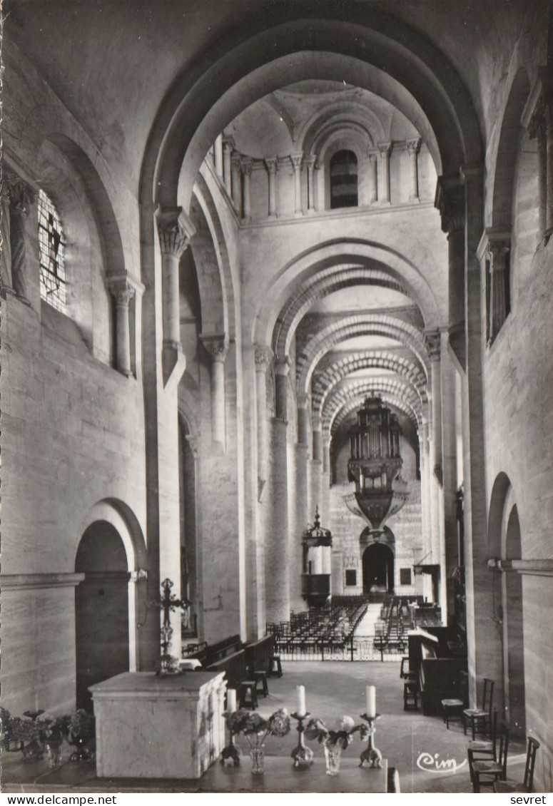 TOURNUS. - Abbatiale St-Philibert. La Nef Vue Du Choeur .CPM Dentelée RARE - Heilige Stätte