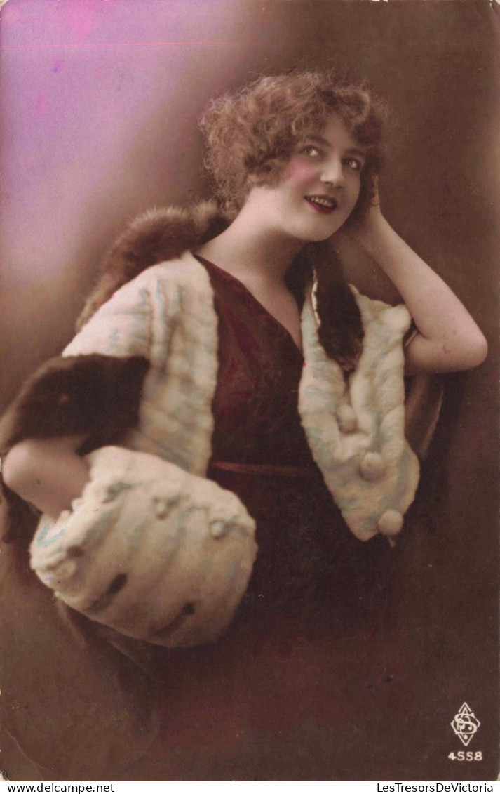 CPA  - Jeune Femme Aux Cheveux Courts Avec Une Cape En Fourrure - Colorisé - Carte Postale Ancienne - Femmes