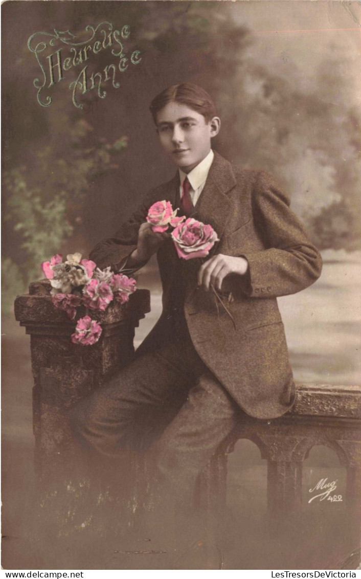 CPA  - Carte De Voeux - Heureuse Année - Jeune Homme Avec Des Roses - Colorisé - Mug - Carte Postale Ancienne - New Year