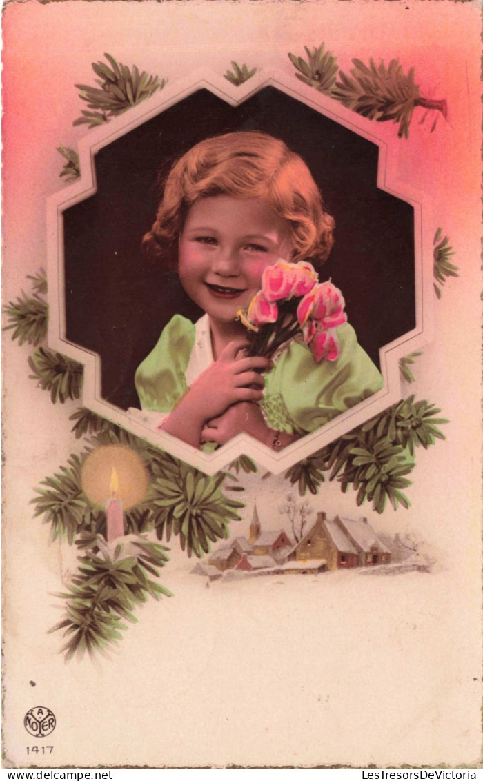 CPA - Fantaisie - Petite Fille Tenant Un Bouquet De Roses - Bougie - Houx - Village - Colorisé - Carte Postale Ancienne - Baby's