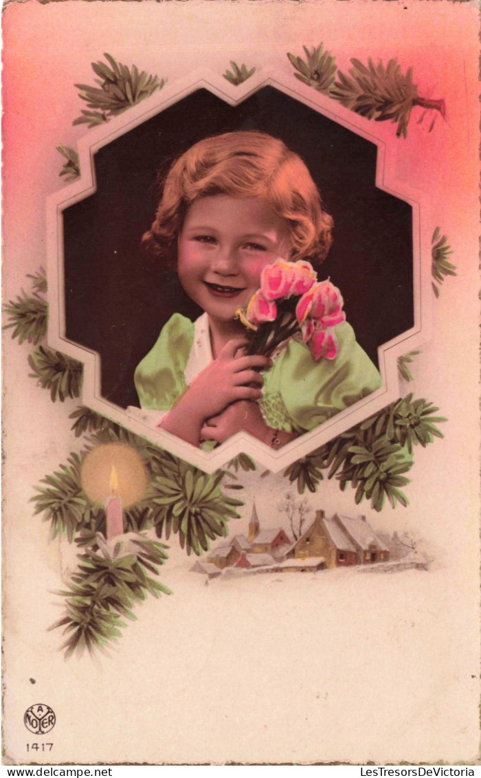 CPA - Fantaisie - Petite Fille Tenant Un Bouquet De Roses - Bougie - Houx - Village - Colorisé - Carte Postale Ancienne - Babies