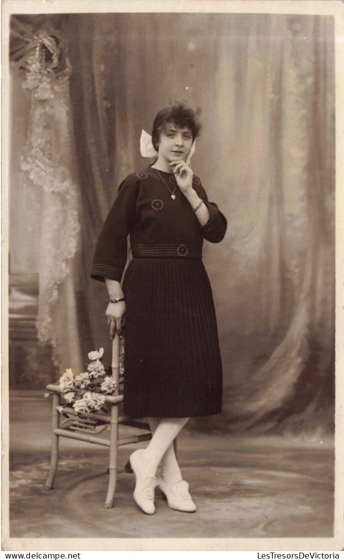 Carte Photo - Photographie D'une Femme Près D'une Chaise - Bouquet De Fleurs - Carte Postale Ancienne - Fotografie