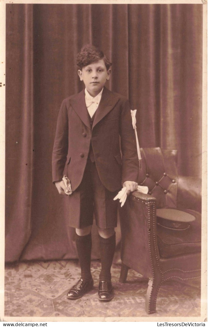 Carte Photo - Photographie D'un Enfant Tenant Des Gants Blancs - Fauteuil - Casquette - Carte Postale Ancienne - Fotografie