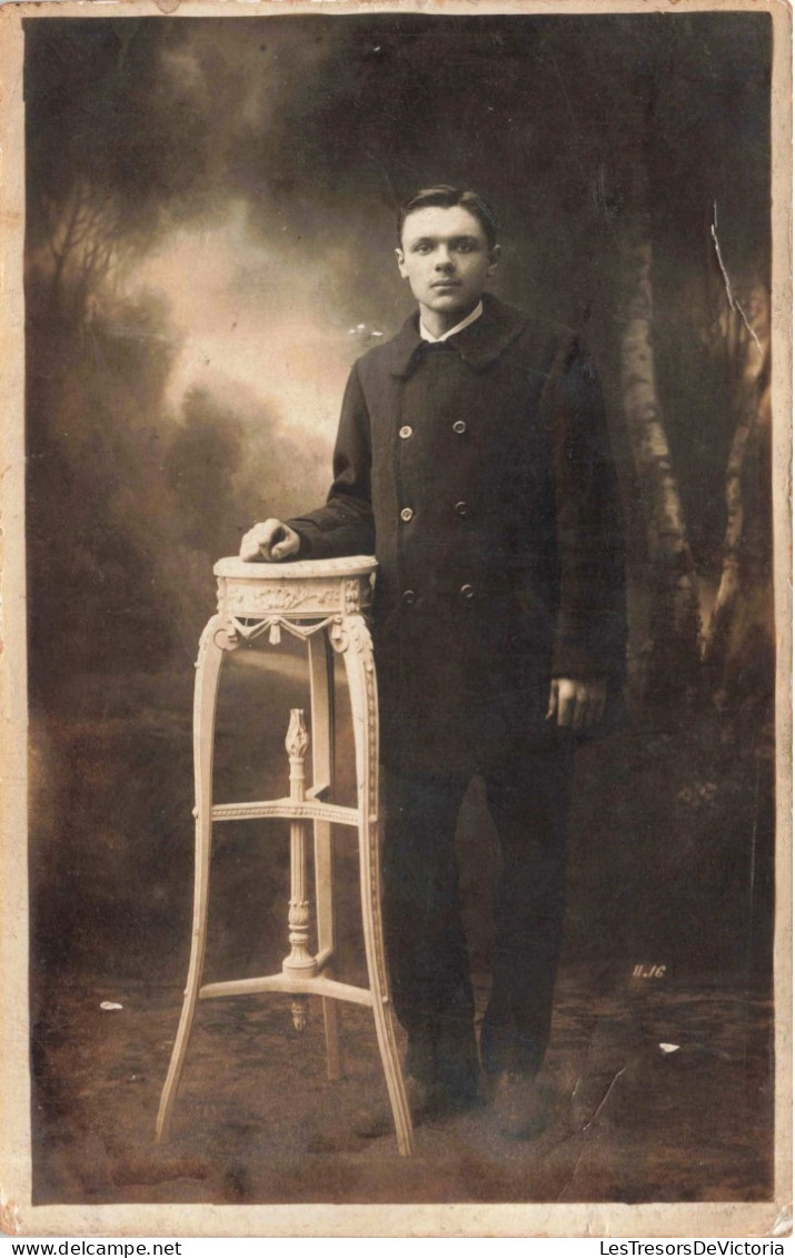 CARTE PHOTO - Jeune Homme Debout Près D'une Table Blanche  - HJG - Carte Postale Ancienne - Fotografie