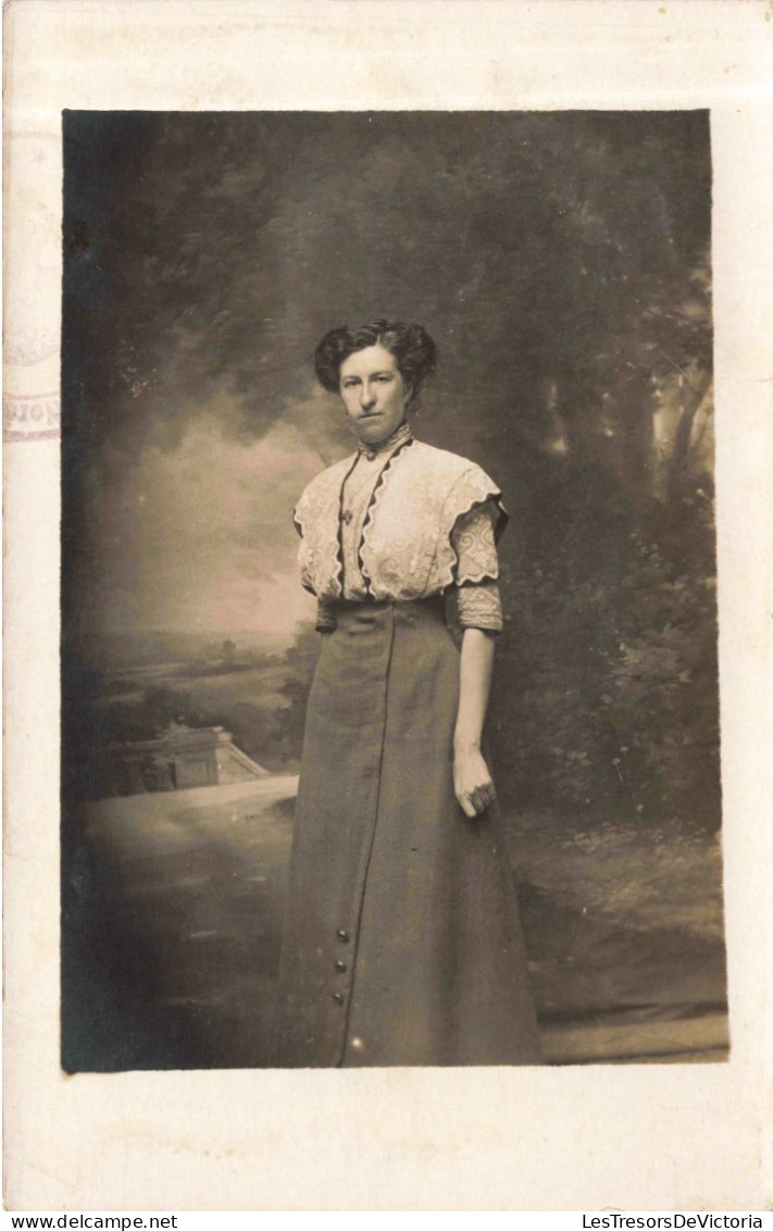 CARTE PHOTO - Photographie -  Femme Portant Une Jupe Longue Et Une Blouse - Carte Postale Ancienne - Fotografie