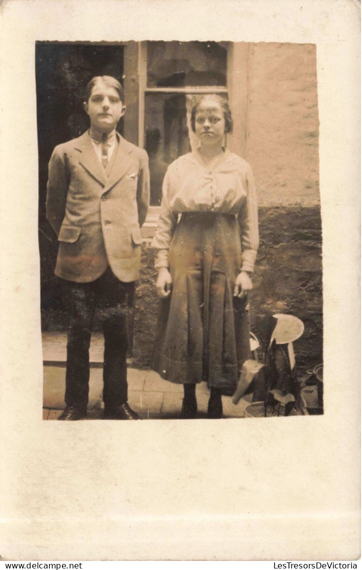 CARTE PHOTO - Photographie - Couple Devant Une Entrée - Carte Postale Ancienne - Fotografie