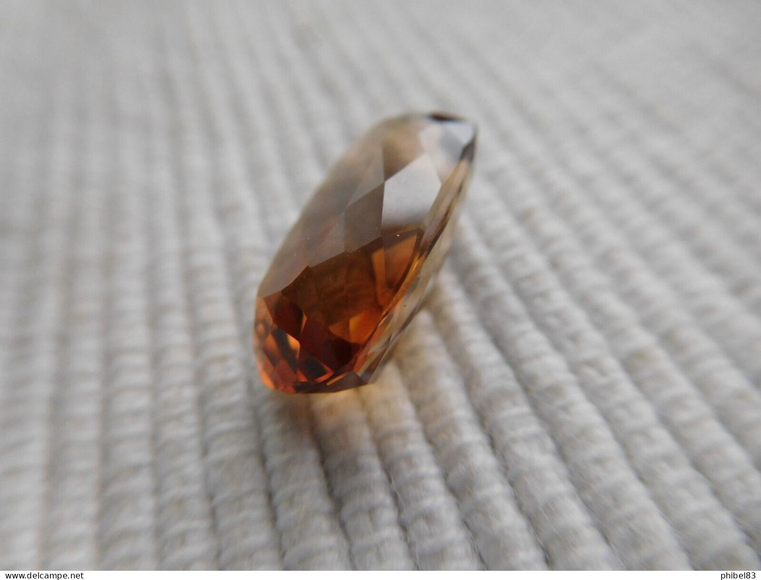 Topaze champagne, pierre fine du Brésil, 8.49 carats, belle couleur ambre orangé C15