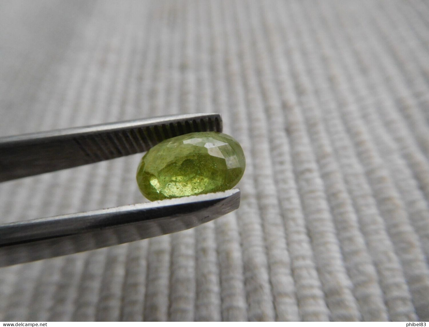 PIERRE FINE SPHENE ou TITANITE VERTE TAILLE OVALE A FACETTES 2 CARATS CL07