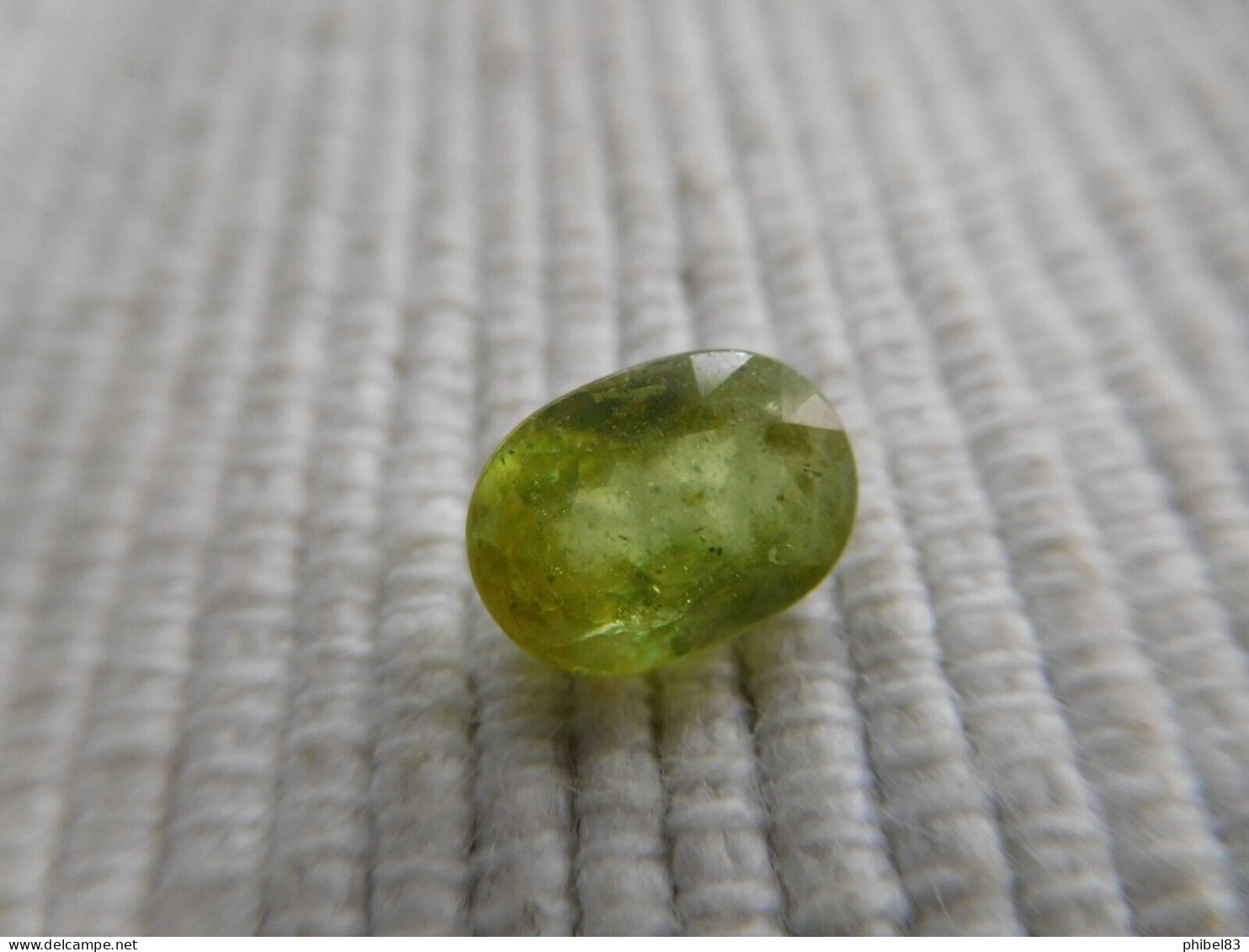 PIERRE FINE SPHENE ou TITANITE VERTE TAILLE OVALE A FACETTES 2 CARATS CL07