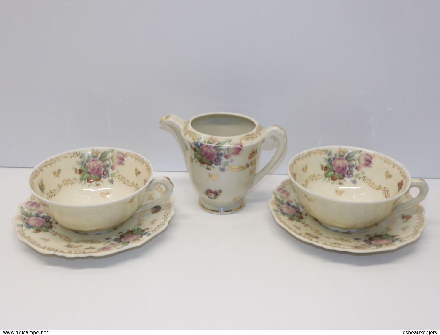 - 2 TASSES & SOUCOUPES DEJEUNER + POT A LAIT PORCELAINE LIMOGES AREOR VITRINE  E - Limoges (FRA)