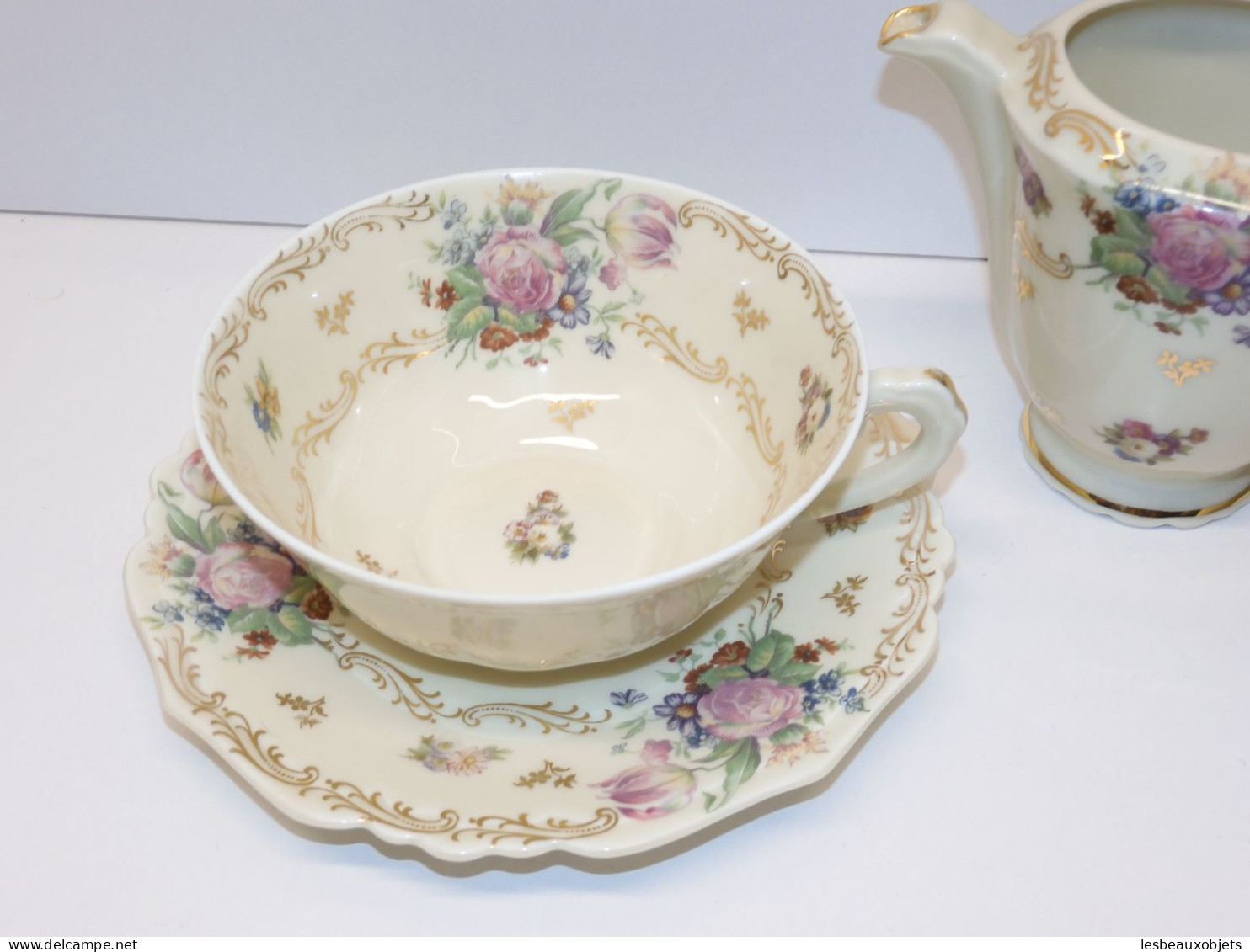 - 2 TASSES & SOUCOUPES DEJEUNER + POT A LAIT PORCELAINE LIMOGES AREOR VITRINE  E - Limoges (FRA)