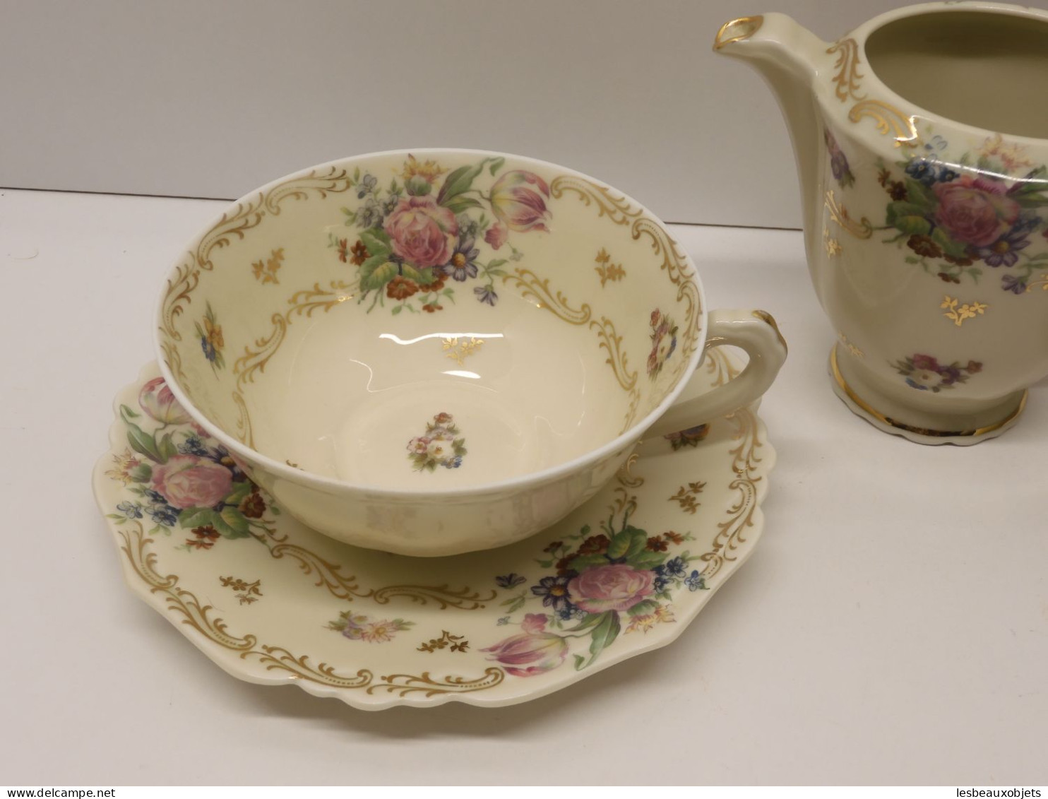 - 2 TASSES & SOUCOUPES DEJEUNER + POT A LAIT PORCELAINE LIMOGES AREOR VITRINE  E - Limoges (FRA)