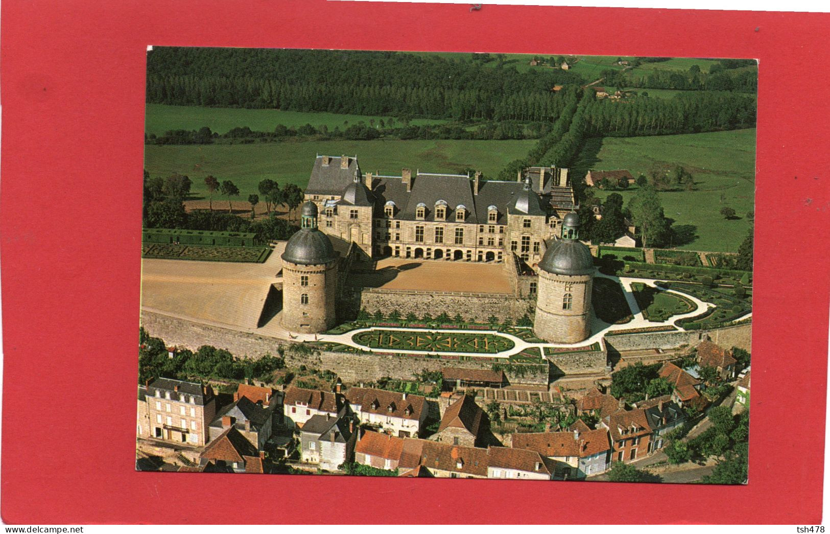 24----HAUTEFORT Est Dominée Par Un Superbe Château---voir 2 Scans - Hautefort