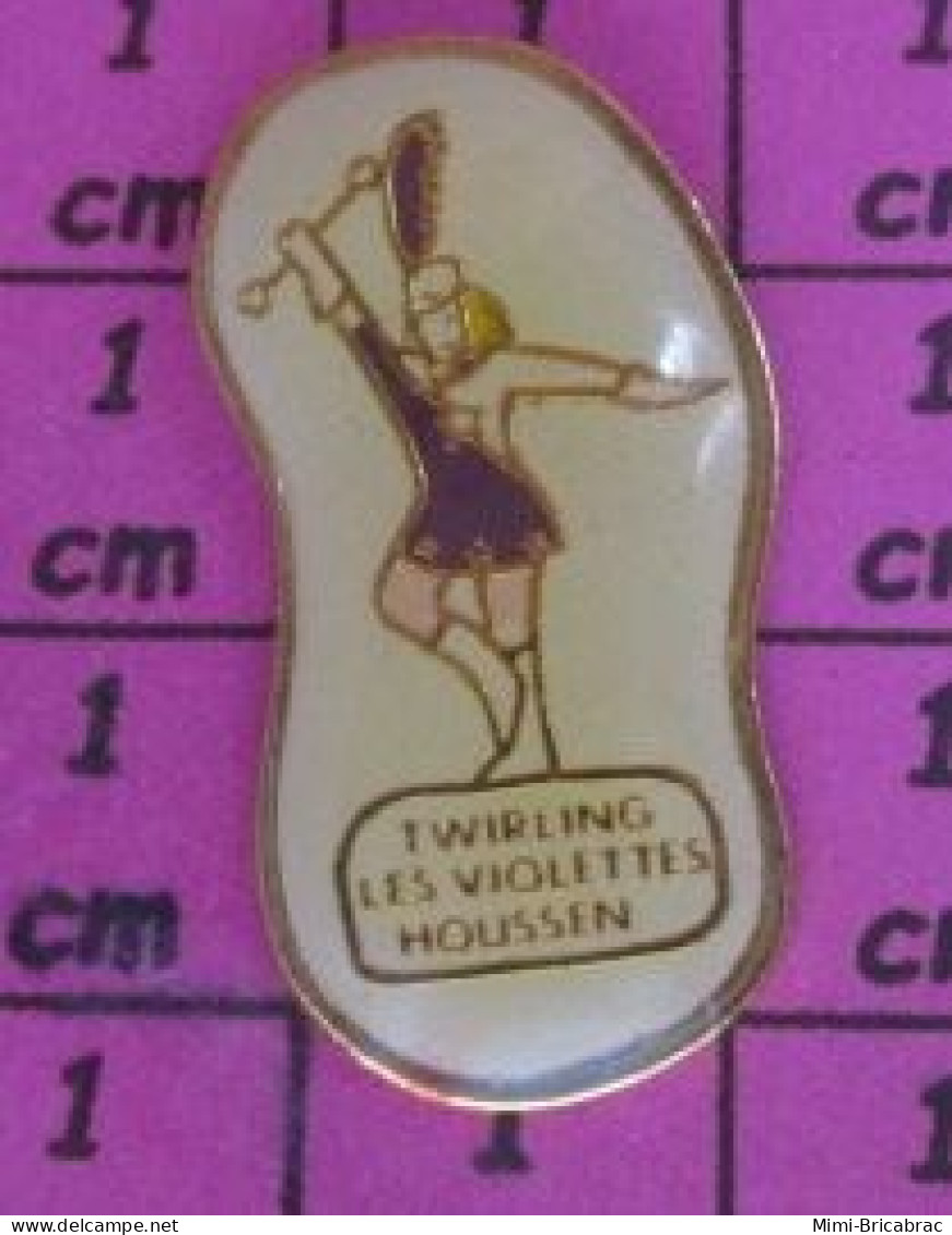 1619  Pin's Pins / Beau Et Rare / SPORTS / GYMNASTIQUE GRS TWIRLING LES VIOLETTES HOUSSEN - Gymnastique