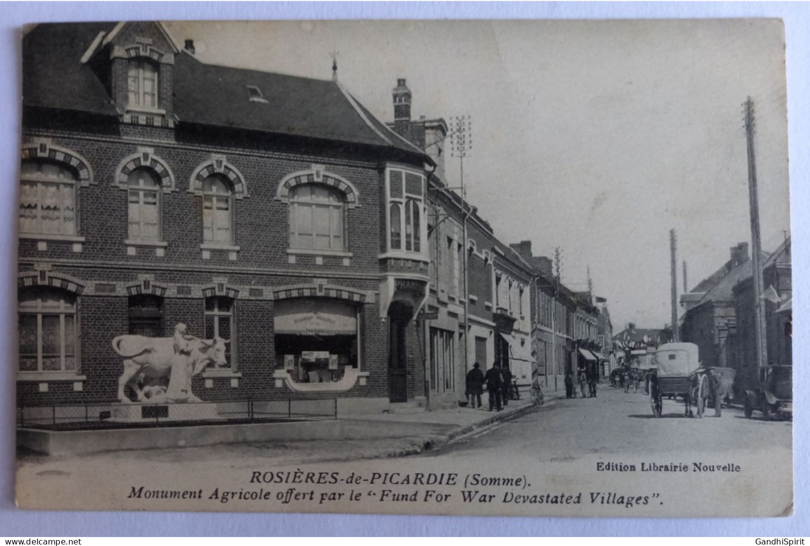 Rosières De Picardie, En Santerre Monument Agricole Offert Par Le Fund For War Devastated Villages Pharmacie Principale - Rosieres En Santerre